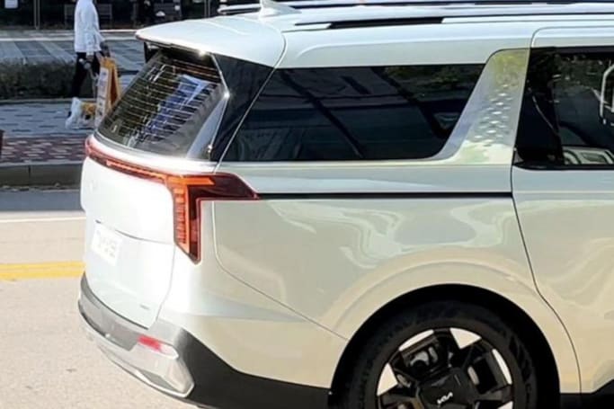 T-shaped tail-lights that wrap around the rear corners of the people mover. (Image: Autospy.net)