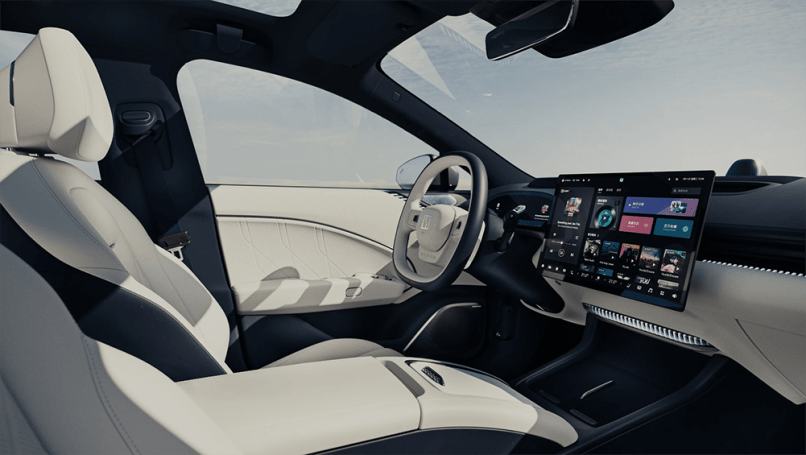 Inside the Zeekr 007 is a 15.1-inch OLED multimedia touchscreen.