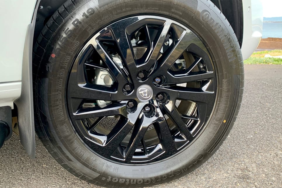 The Trailrider gets black 19-inch alloy wheels.