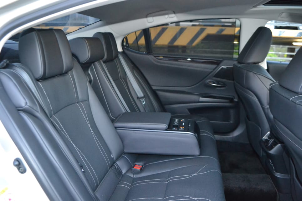 2019 Lexus ES | interior