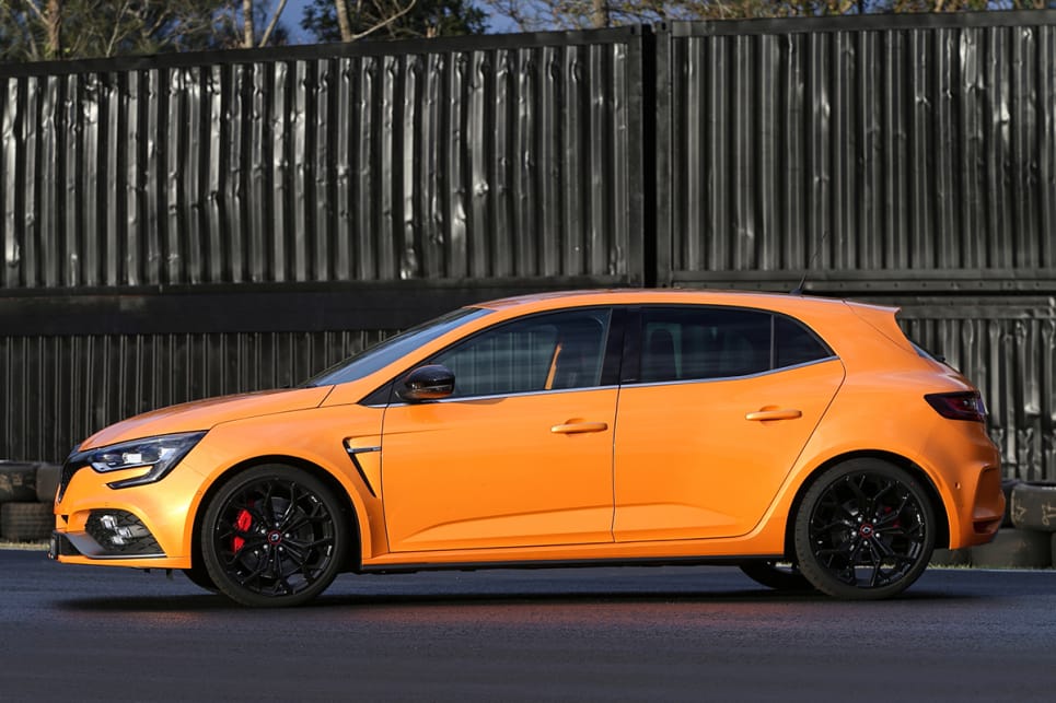 The body kit is completed by fatter and lower sills on either side, and other dimensions are largely the same as a regular Megane hatch. (manual transmission variant with Cup Pack pictured)