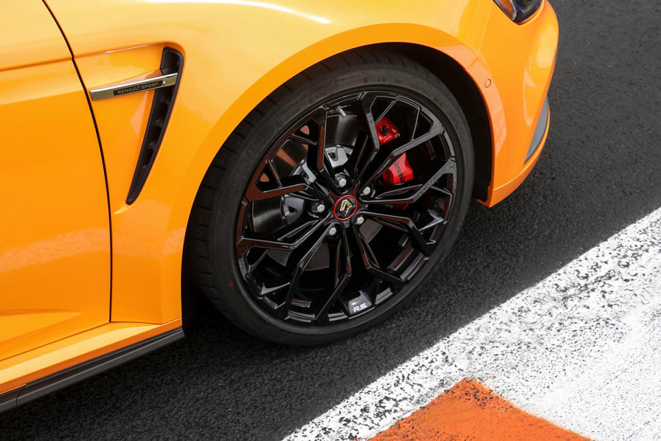 The 19-inch alloy wheels and tracks have been widened by 60mm at the front and 45mm at the rear. (manual transmission variant with Cup Pack pictured)