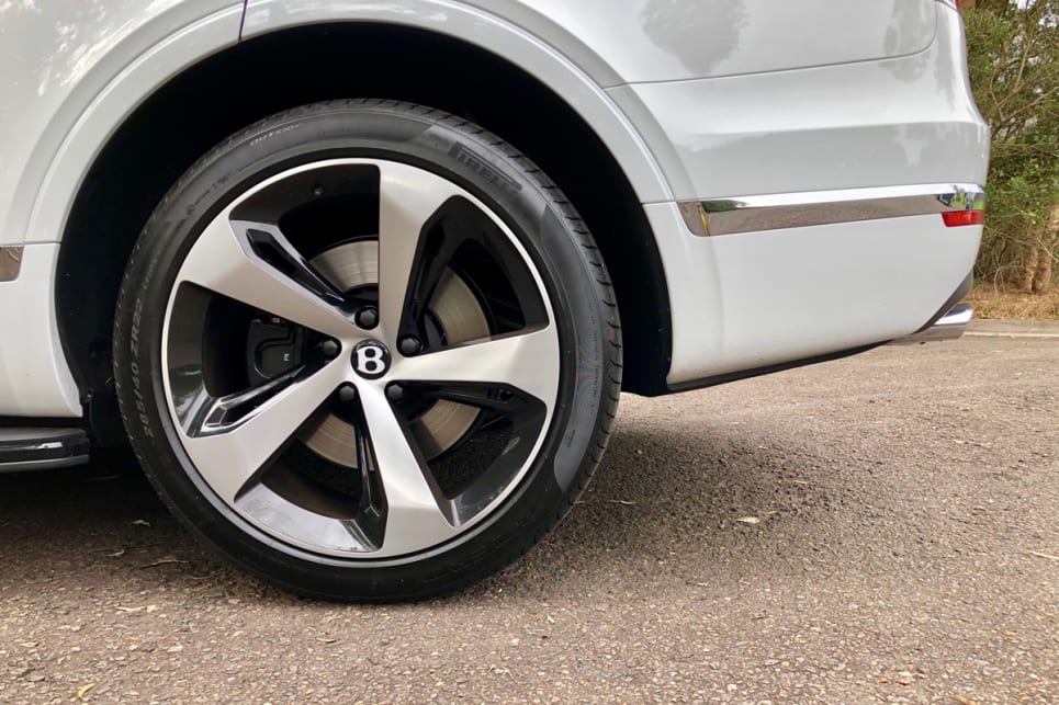 Exterior standard features include 21-inch wheels.