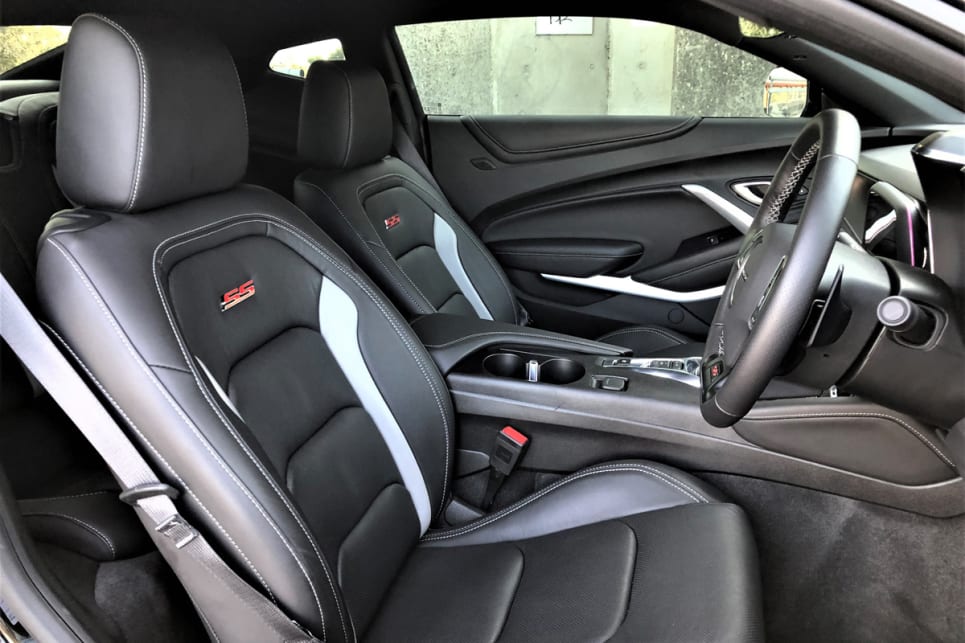 The Camaro 2SS’s cabin is very cozy.