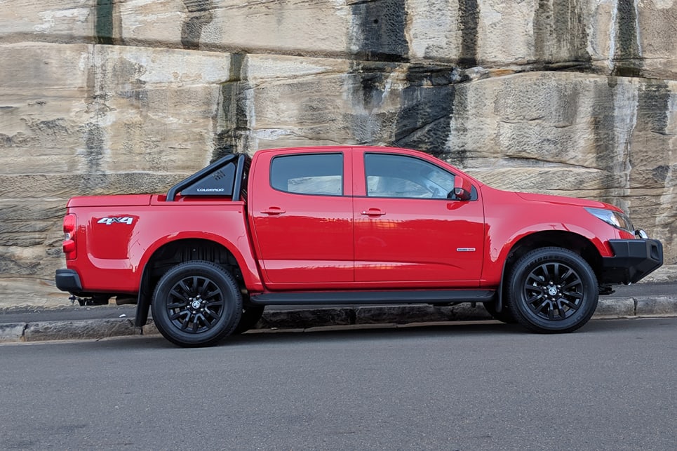 The side profile looks good with the 18-inch black alloy wheels fitted with all-terrain tyres.