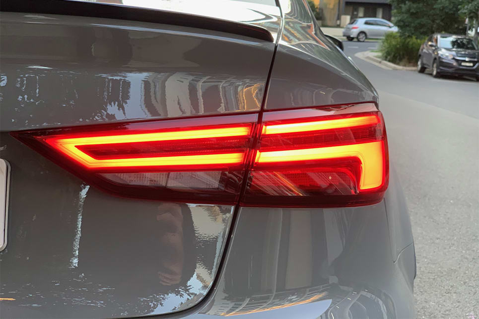 There are LED rear lights with dynamic indicators.