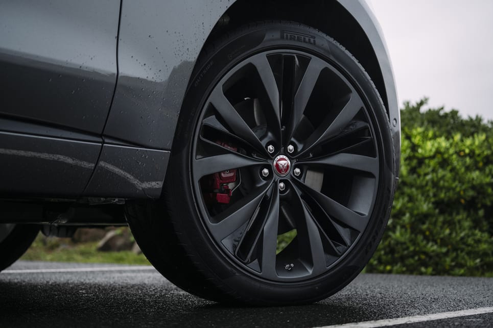 The SE features 22-inch wheels.