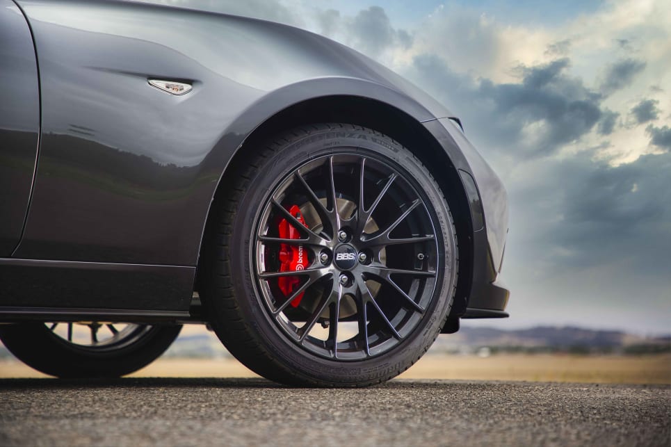 Te MX-5 features aggressive-looking Gunmetal Grey 17-inch BBS forged alloy wheels and red Brembo four-piston brake callipers. 