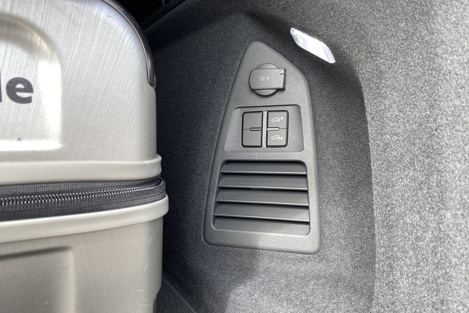 There are buttons which raise and lower the load height using the vehicle’s air suspension system.