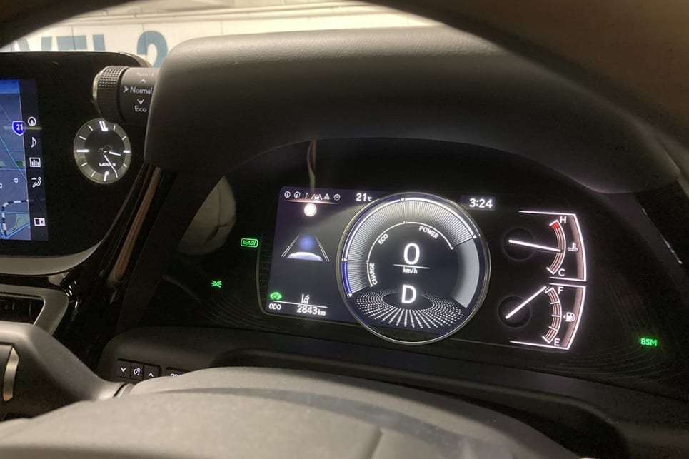 The 300h SL features an informative 8.0-inch driver display. (Image: Byron Mathioudakis)