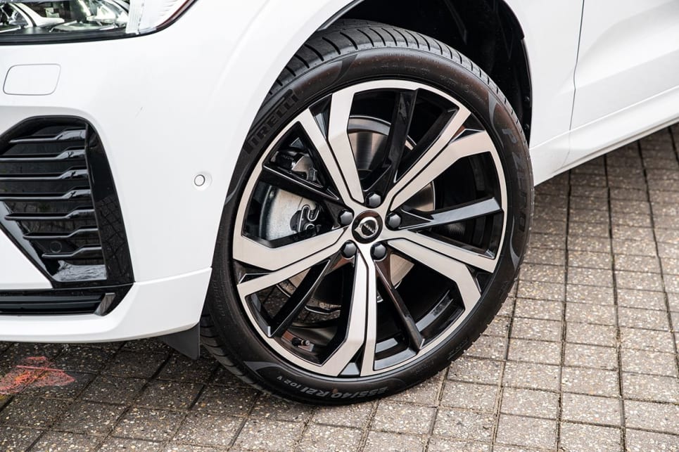 Standard gear includes massive 21-inch alloy wheels. (Image: Tom White)