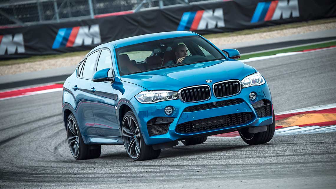 2015 BMW X6 M tackles Turn 1 at COTA