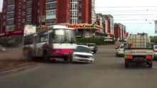 Russian bus uses traffic as brakes Russian bus uses traffic as brakes