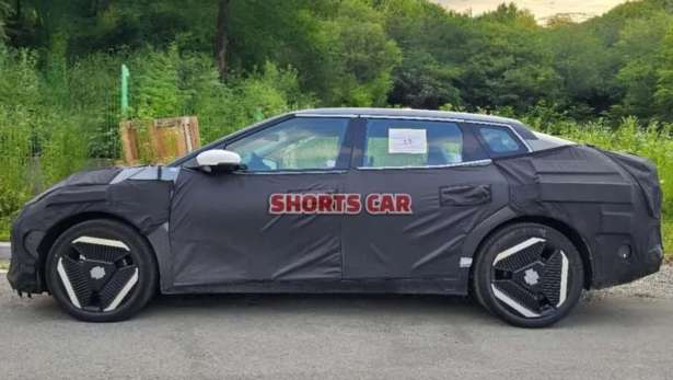 story%2Fhero_image%2F2025-kia-ev4-shortscar-1001x565-3_0.jpg