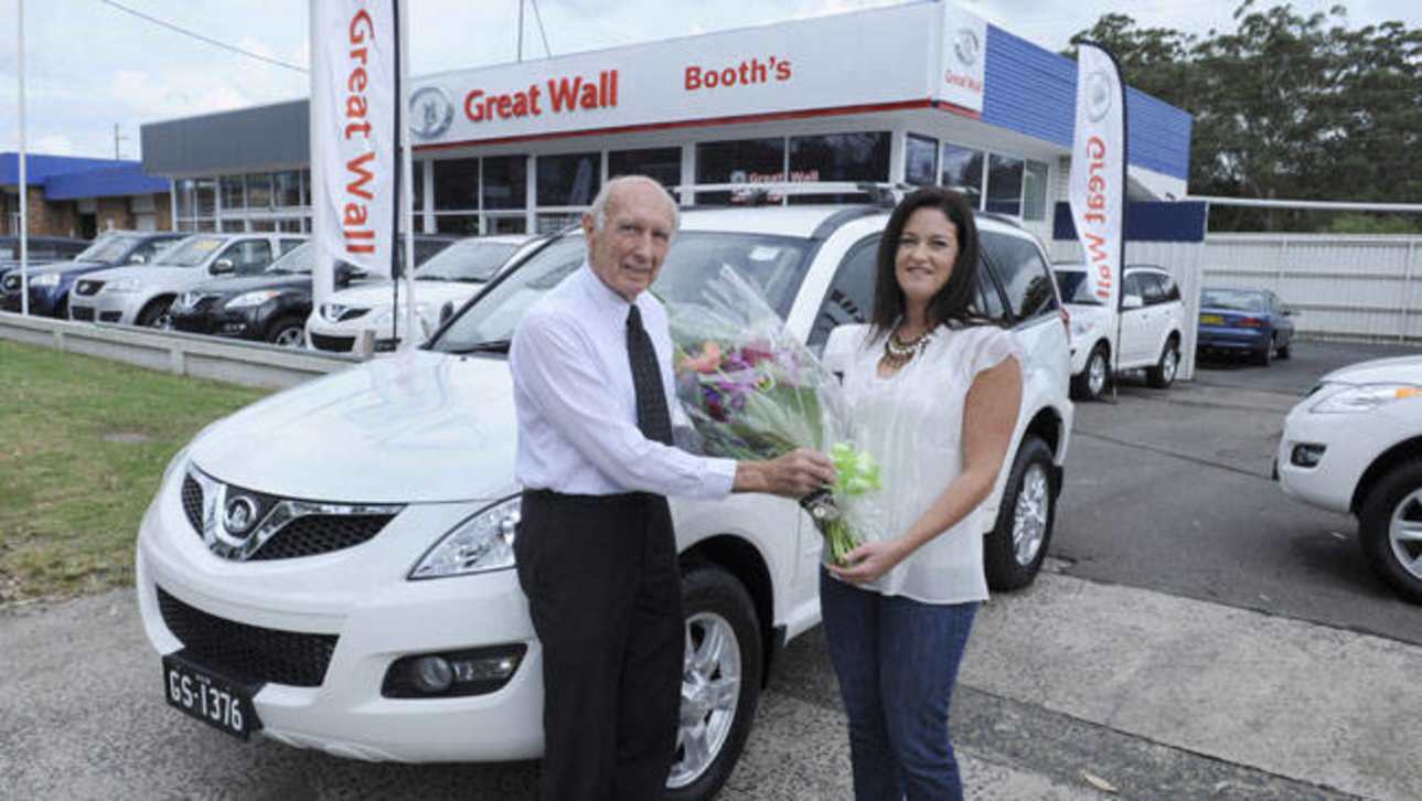 Gaye Foley receives the keys to her new Great Wall X200, the 20,000th Great Wall sold in Australia.