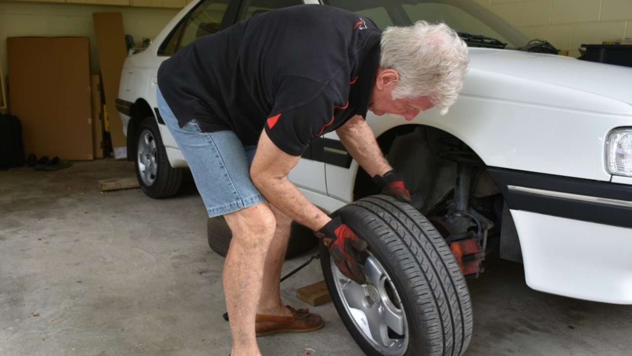 It isn&#039;t hard to change a flat tyre on your own, so long as you follow the basic principles and remember these safety tips.