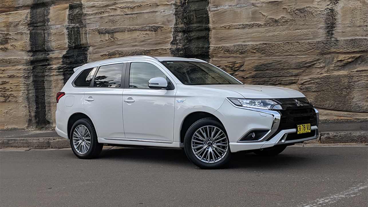 Mitsubishi Outlander PHEV ES 2019 review CarsGuide