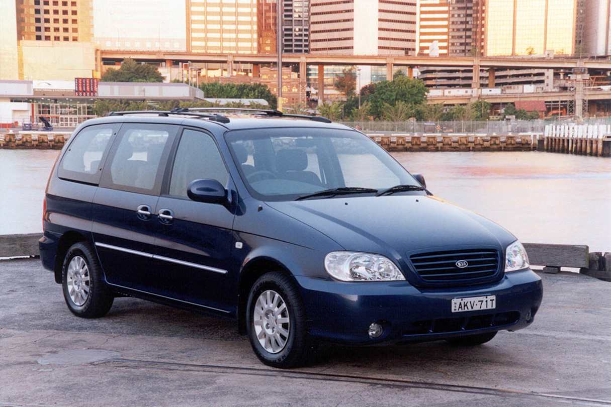 2002 Kia Carnival.
