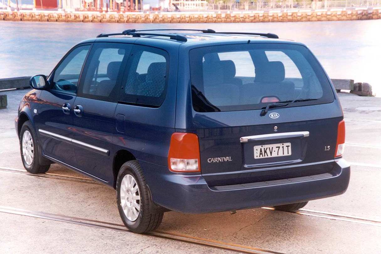 2002 Kia Carnival.