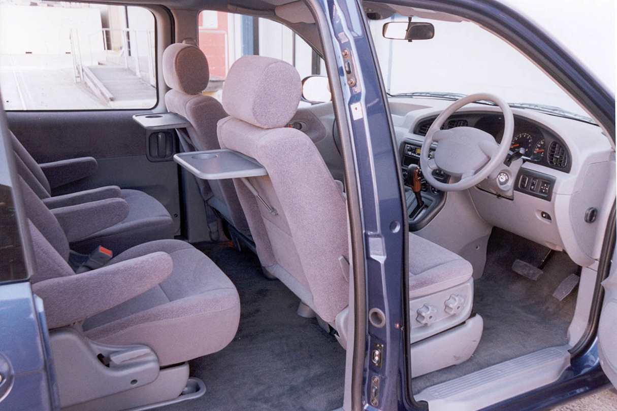 2002 Kia Carnival.