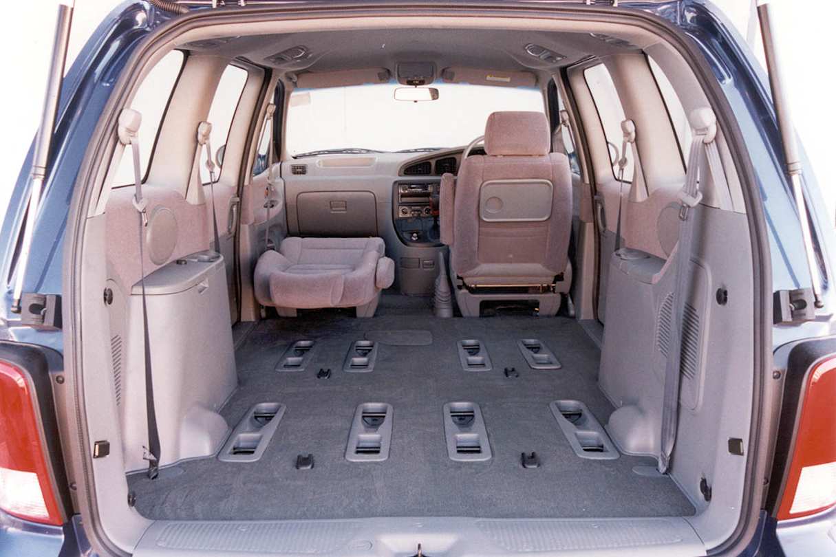2002 Kia Carnival.