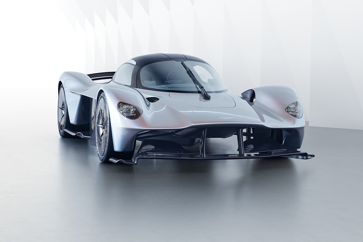 Thanks to an enormous power figure of 843kW and a tissue-like mass of just 1030kg, the Aston Martin Valkyrie has a power-to-weight ratio of 1:1.
