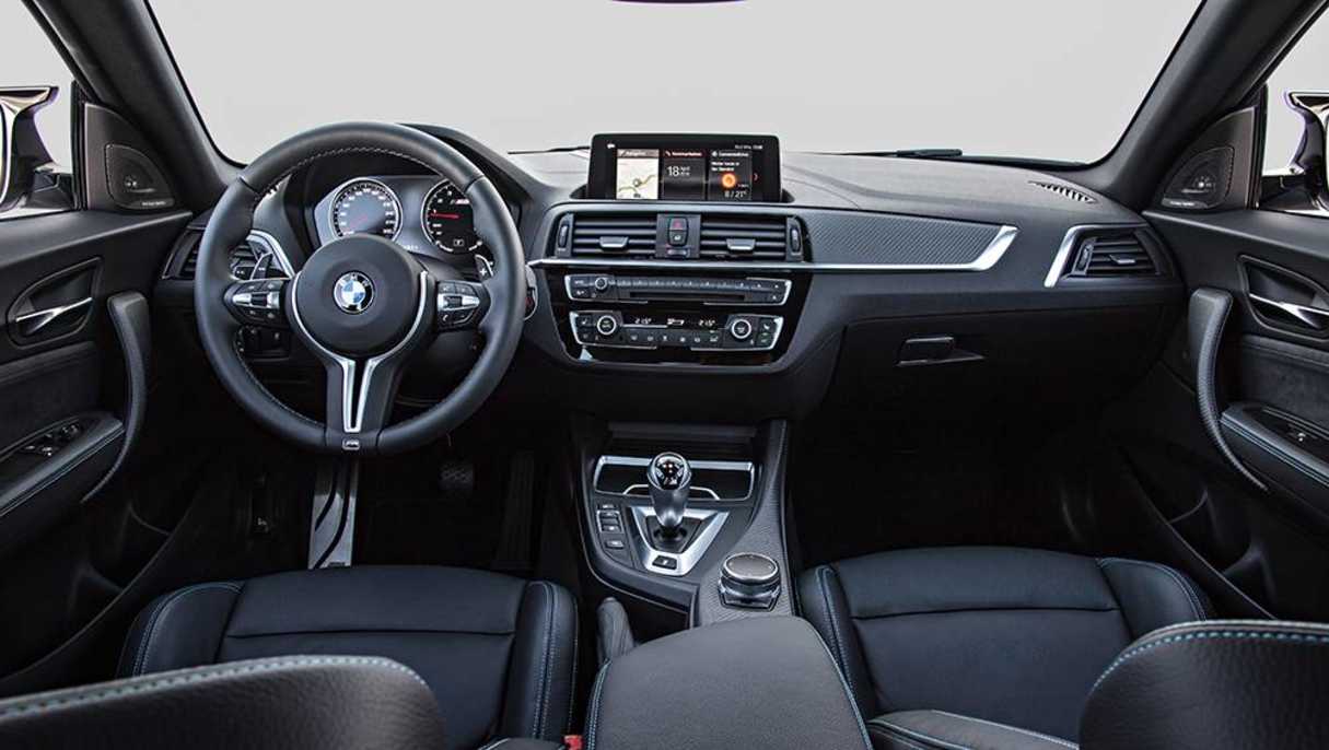 The driver can control engine volume and tonality via a switch on the console.