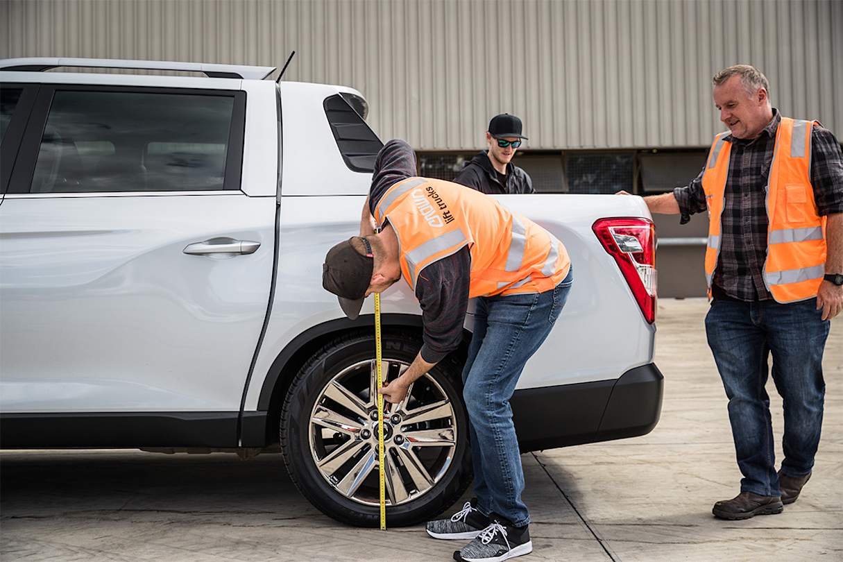 With 510kg ballast weight in the rear, the suspension dropped noticeably.