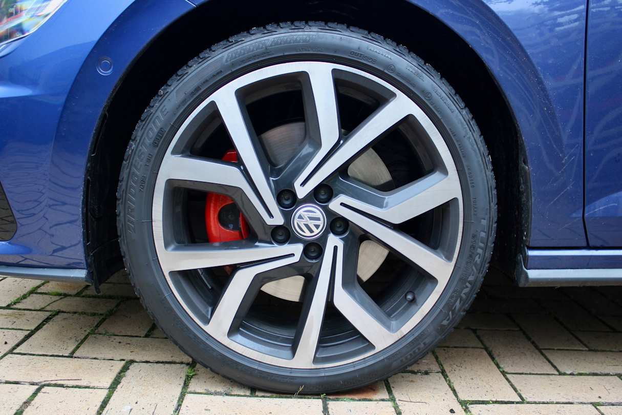 The 18-inch wheels are part of the optional 00 'Luxury Pack'.