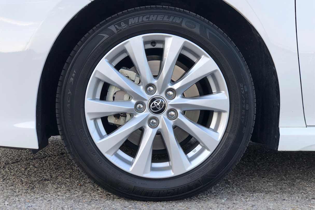 Filling the wheel acres are 17-inch alloy wheels.