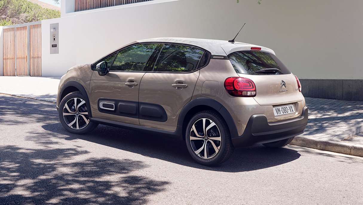 It's impossible to tell the difference between the pre-facelift and facelifted C3 from behind.
