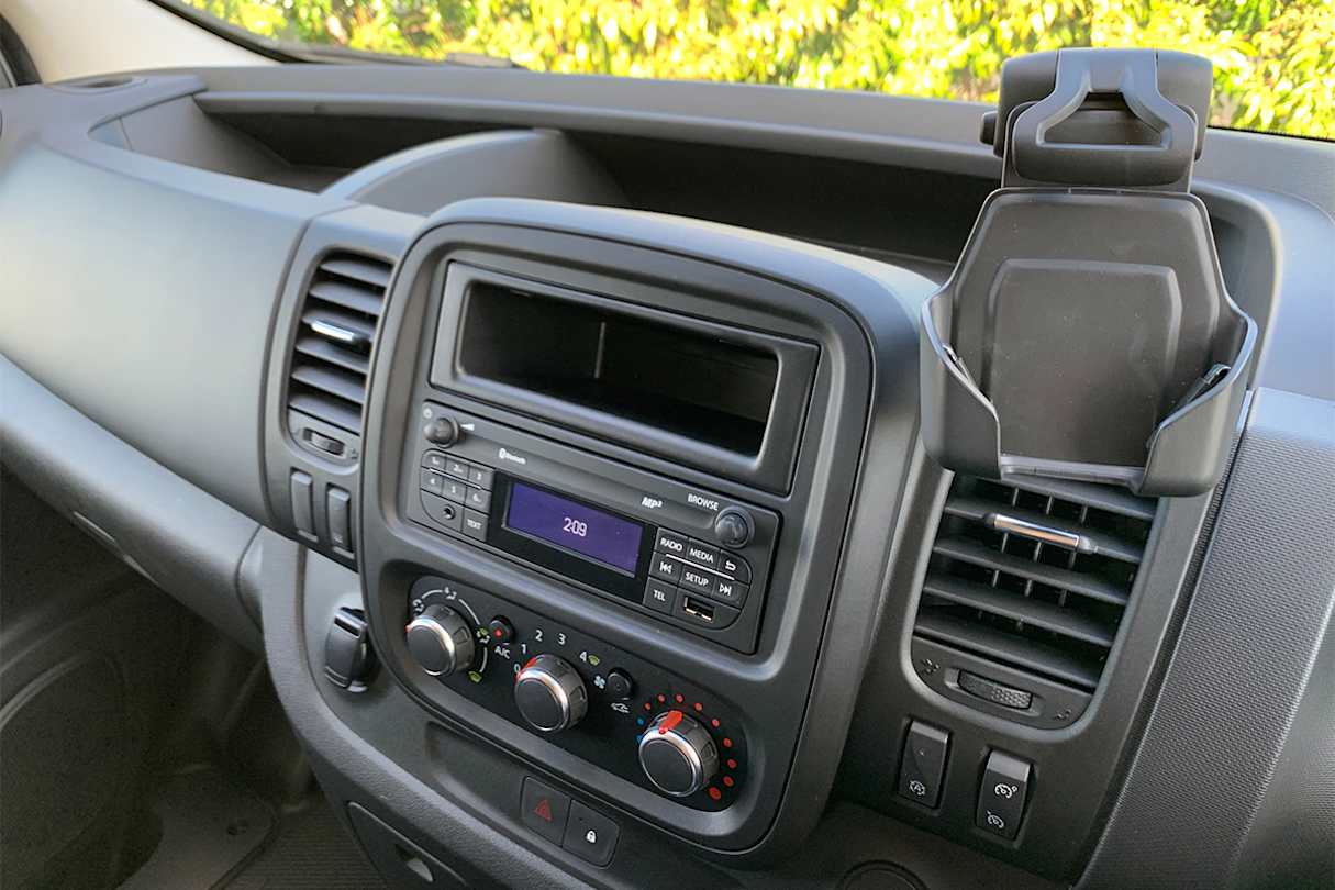 There is no touch screen, so don't expect Apple CarPlay or Android Auto. (LWB model shown)