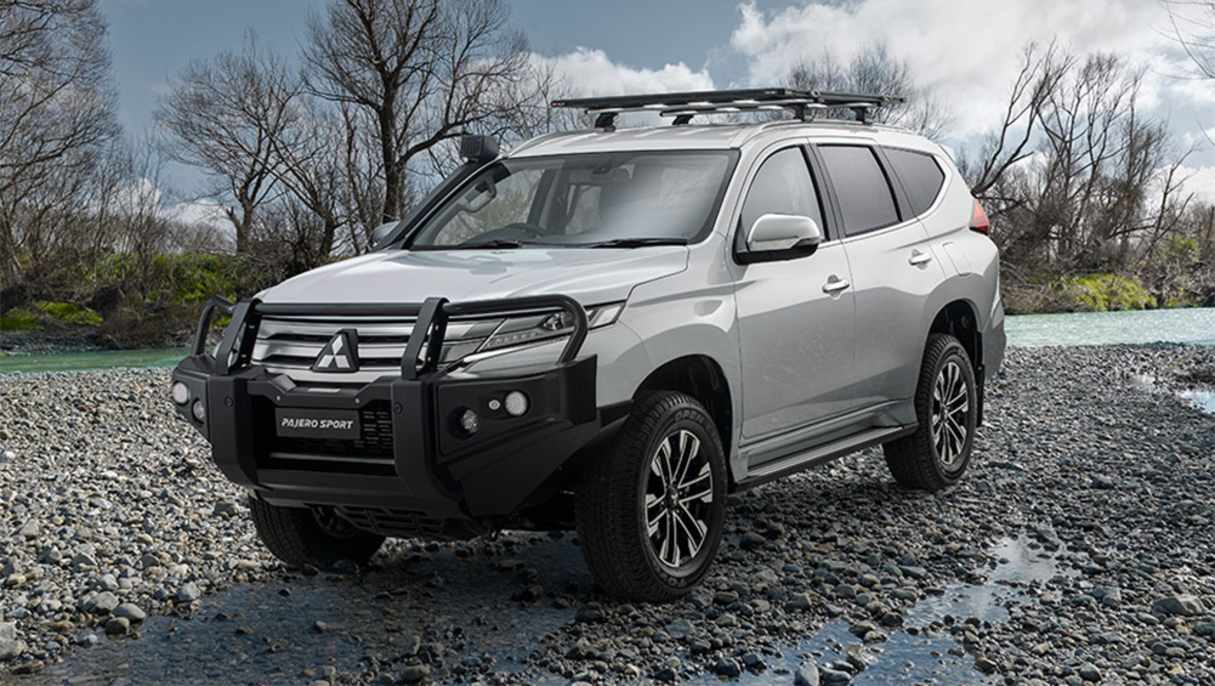 The Expedition Pack features a black or polished frontal protection bar, a snorkel and a Rola Titan MK2 roof tray.