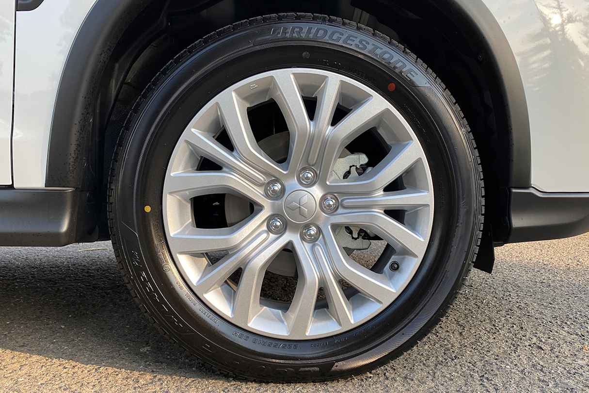 The ES spec includes 18-inch alloys.