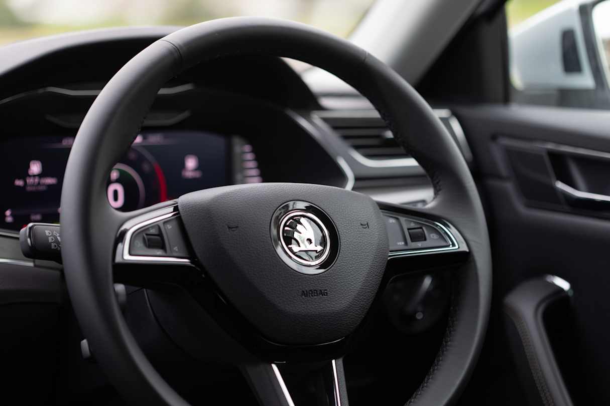 The leather steering wheel feels great under the hands.