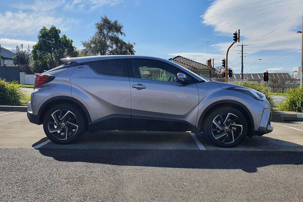 On the outside, the Koba is distinguished by 18-inch wheels and rear privacy glass.