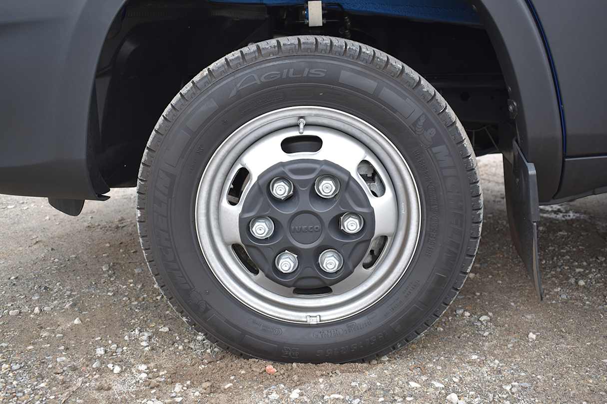 Its six steel wheels are fitted with Michelin tyres.