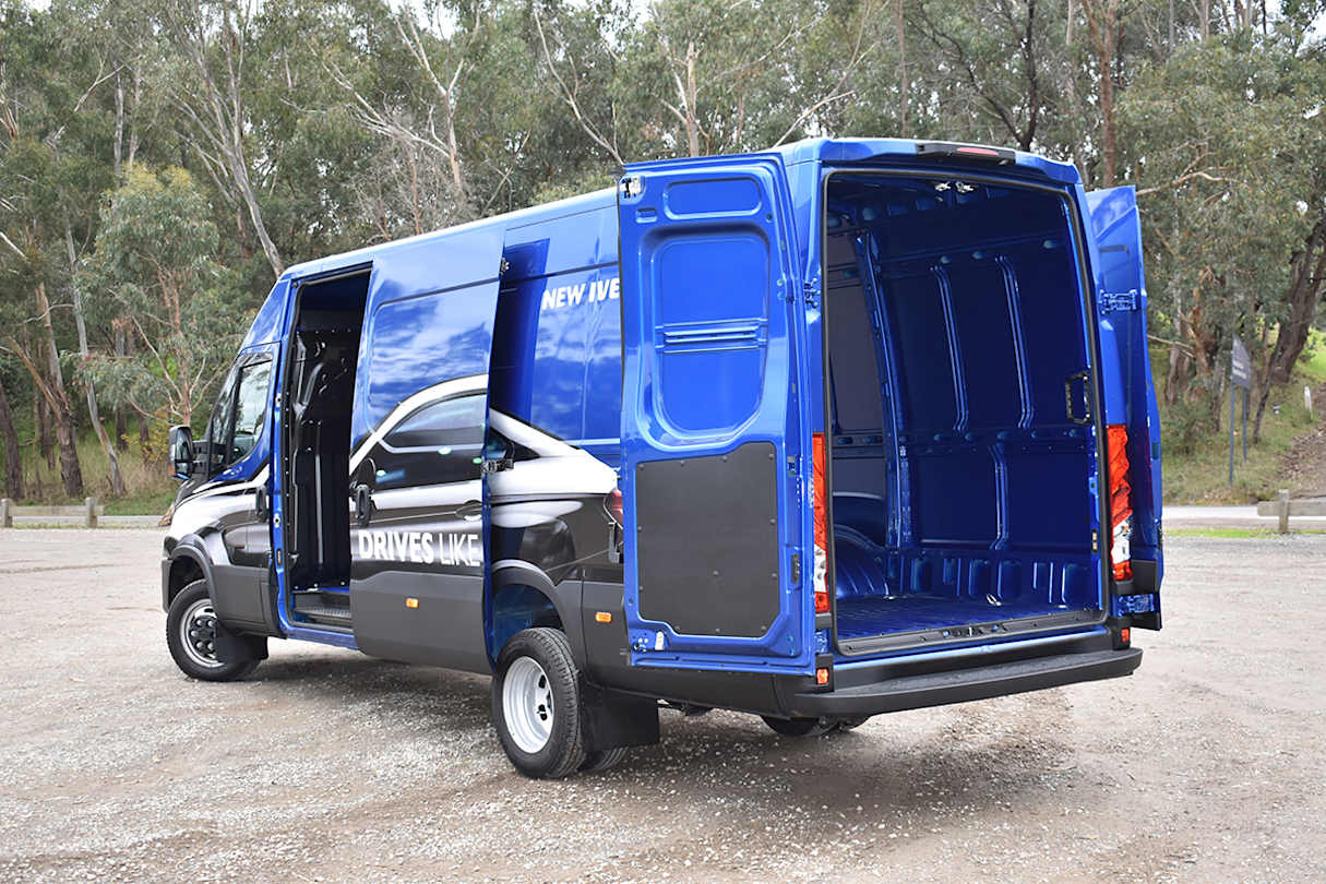 The symmetrical twin rear barn-doors open to 270 degrees and the sliding side door has a generous 1260mm opening width.