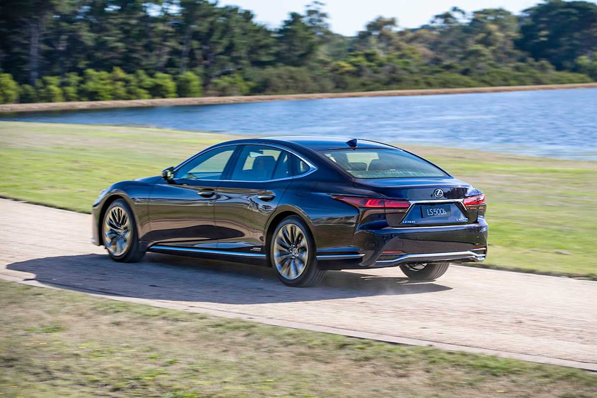 The LS does an exceptional job in keeping the 2.3-tonne-plus mass in motion, cornering safely and precisely where it is pointed to.