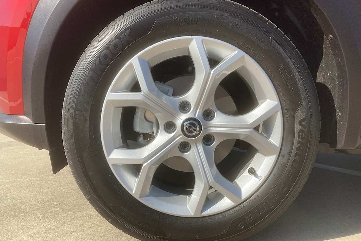 The grip from the Hankook 215/60R17 tyres helps with secure roadholding in both wet and dry conditions.