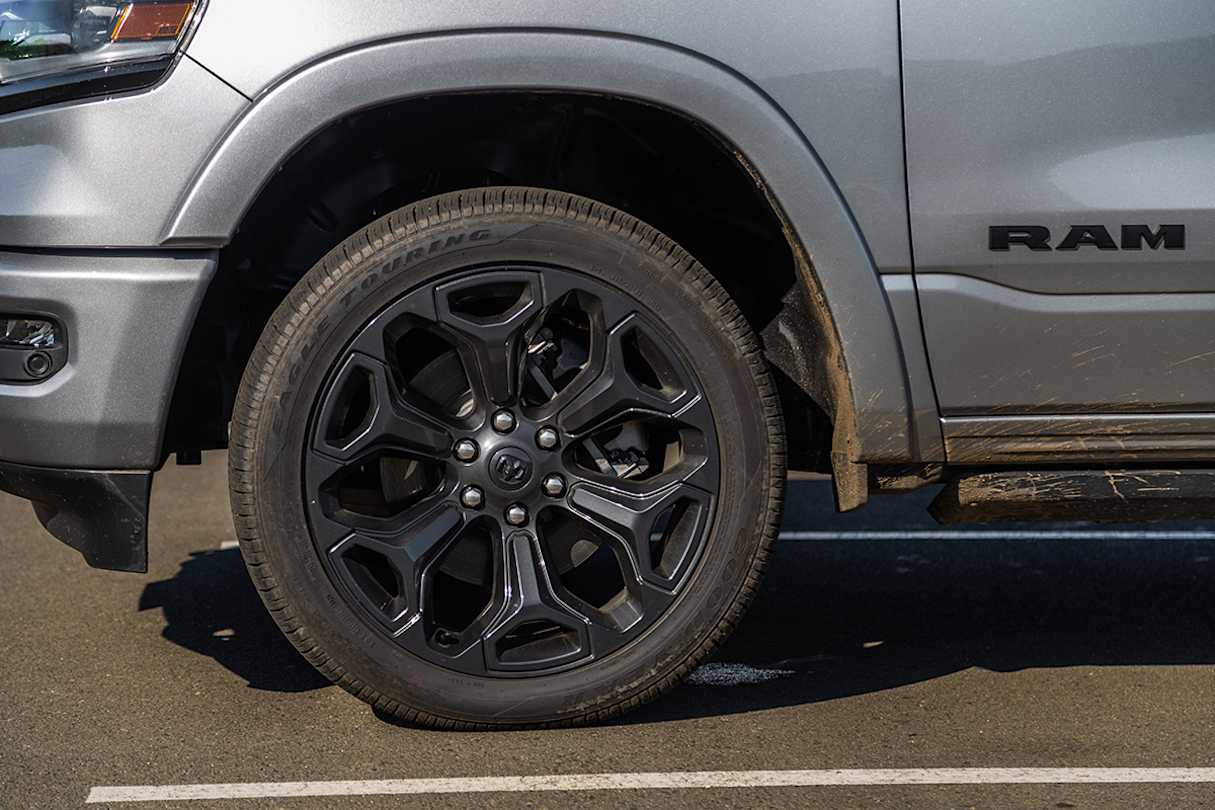 Standard features include 22.0-inch black rims.