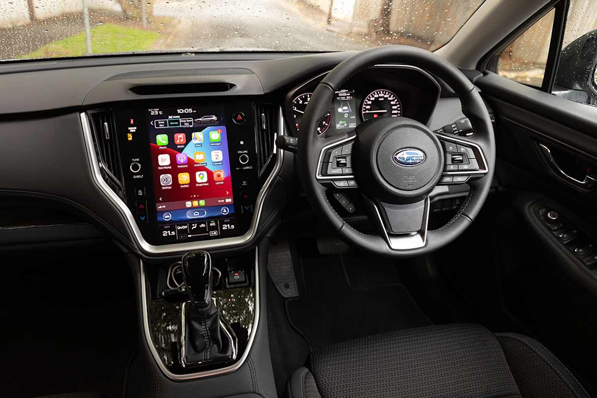 Inside is dominated by the new multimedia screen, which is 11.6 inches and vertically shaped.