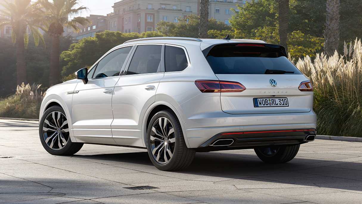 The 310TDI R-Line is powered by a familiar 310kW/900Nm 4.0-litre twin-turbo V8.