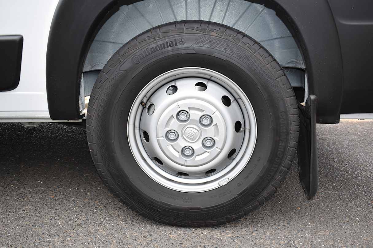Standard features include 16-inch steel wheels with heavy-duty 215/75 R16C tyres.