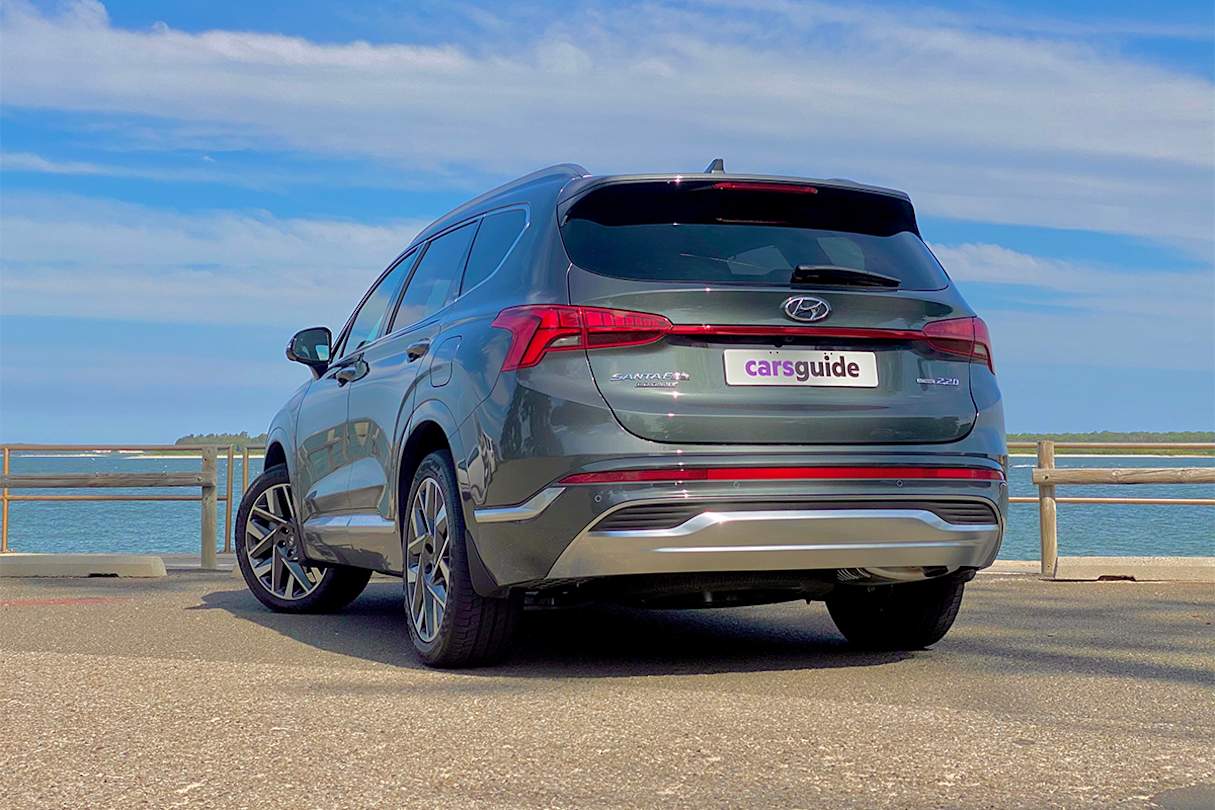 The tail-lights are now joined by a full-width reflector strip and the Highlander has a new set of 20-inch wheels.