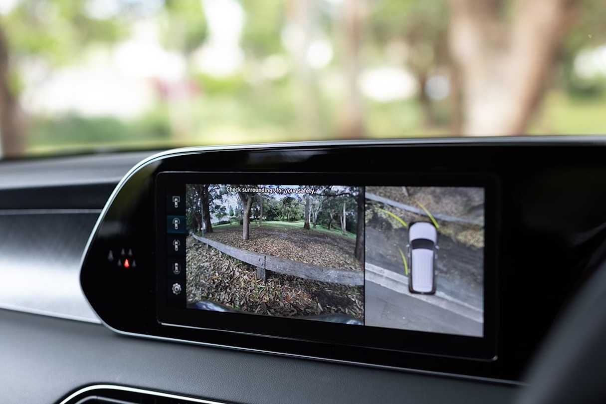 There’s a large reverse parking camera and a 360-degree view. (image: Dean McCartney)