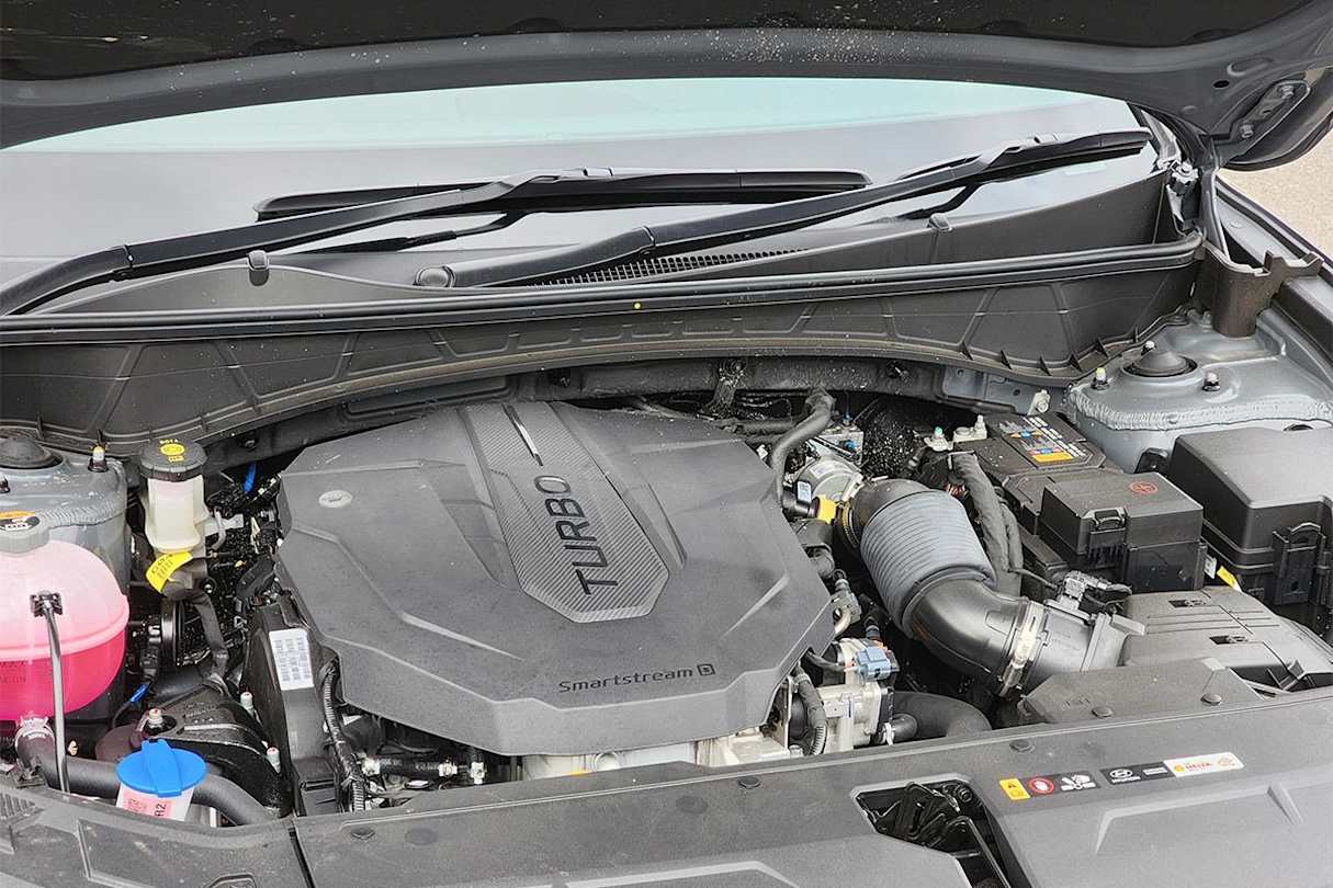 Powering our Hyundai Tucson is a 2.0-litre turbo-diesel engine, which delivers 137kW/416Nm to all four wheels via an eight-speed torque convertor automatic transmission. (Image: Tung Nguyen)