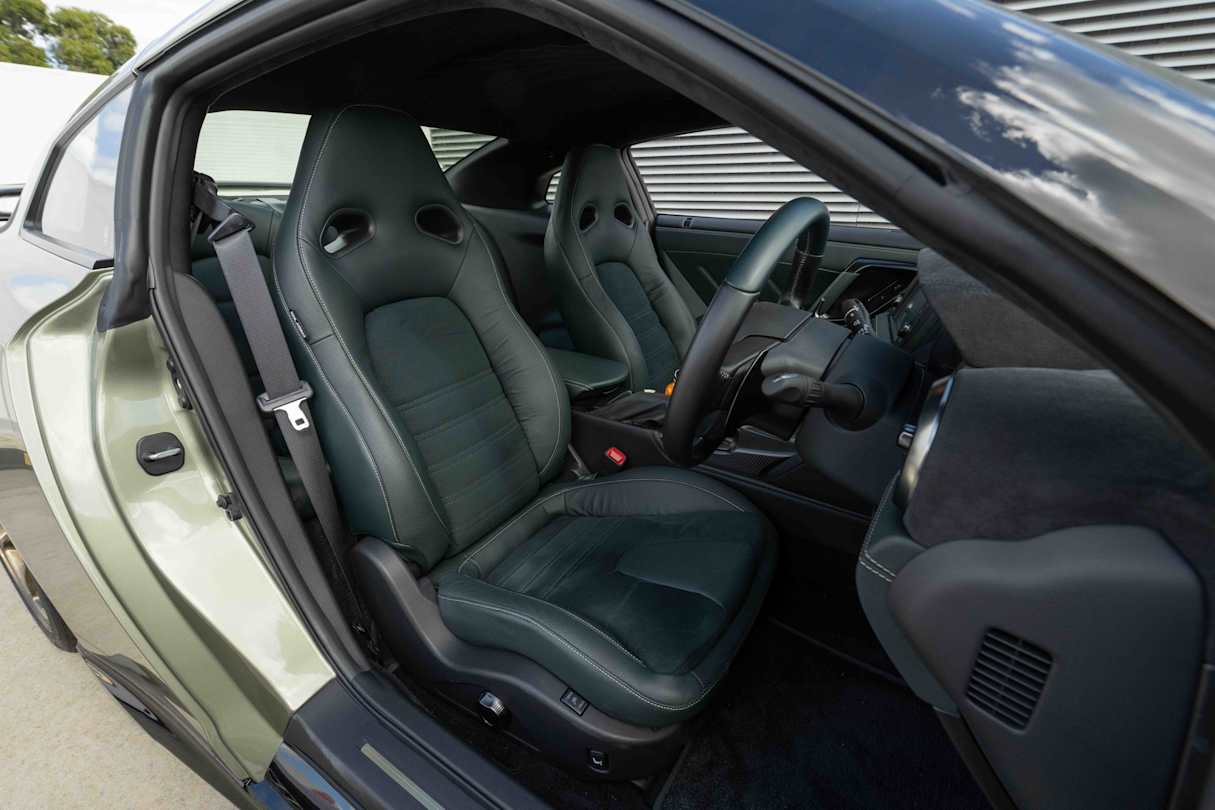 Ample, sedan-like space is available up front (Image: Joel Strickland).