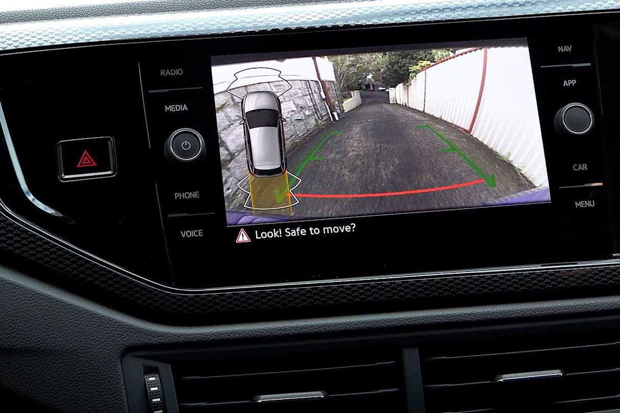 When parking, the reversing camera view fills the entire 8.0-inch screen.
