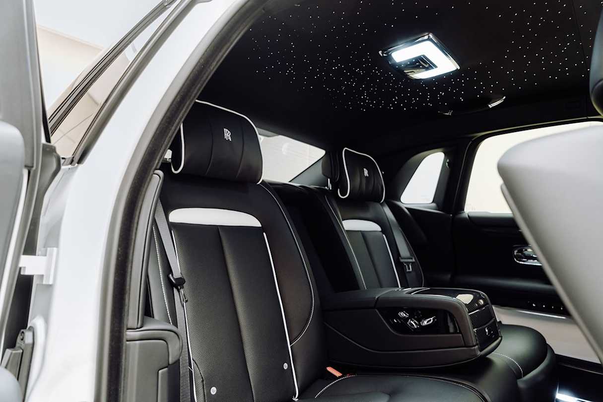 RR has tweaked the ceiling LEDs to produce random shooting stars that zap across the headliner.